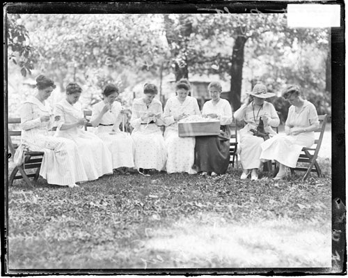 Americanmemory_n068503_womenknitting