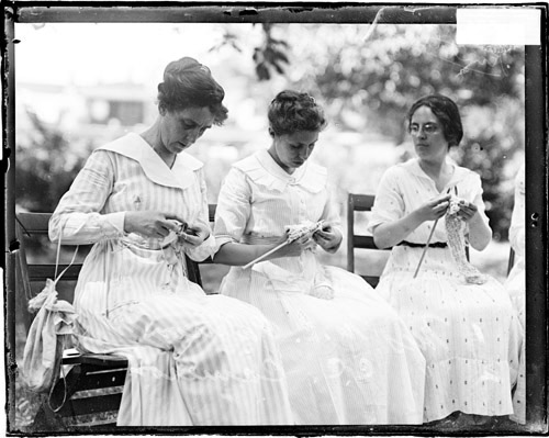 Americanmemory_n068504_3womenknitting