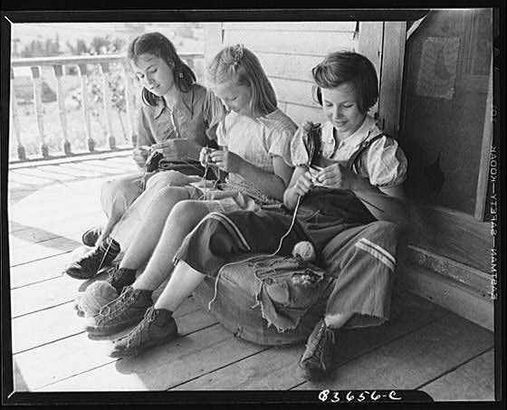 Americanmemory_8c27629r_daughtersknittin