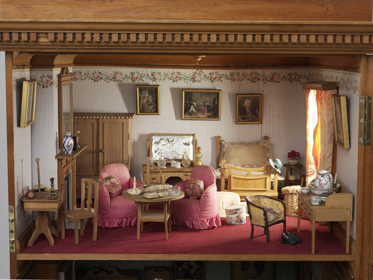 Queen marys other dollshouse 16 V&A