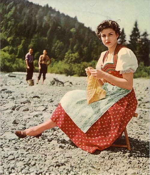 Ingrid-Bergman-knitting-on-the-beach Ingrid-Bergman-knitting-on-the-beach
