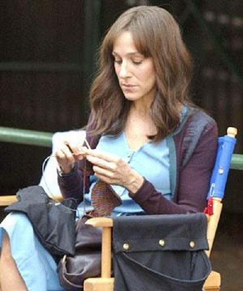Sarah-Jessica-Parker-knitting-2 Sarah-Jessica-Parker-knitting-2