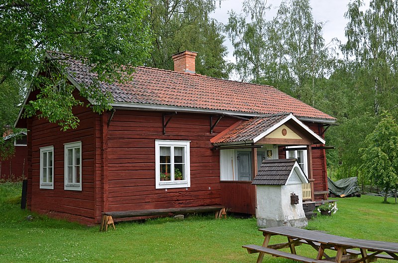 800px-Gård_med_fattigbössa_framför_i_Västerby_hembygdsby_i_Rengsjö_i_Hälsingland_2012-07-09_c